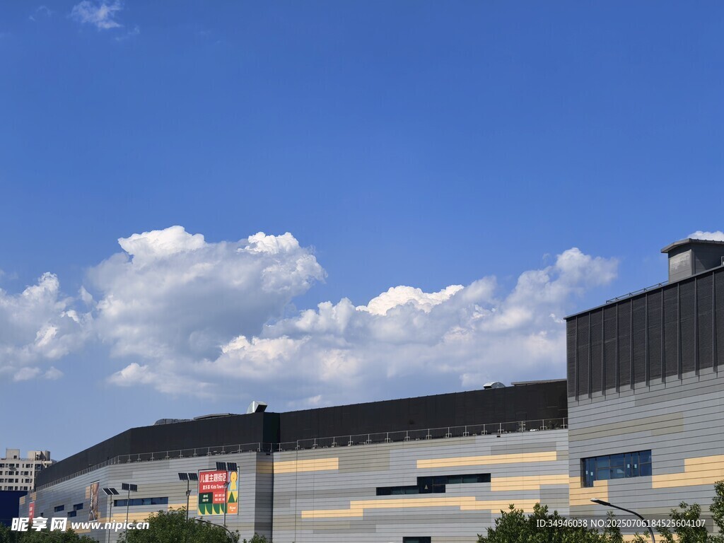 蓝天白云下的工业建筑