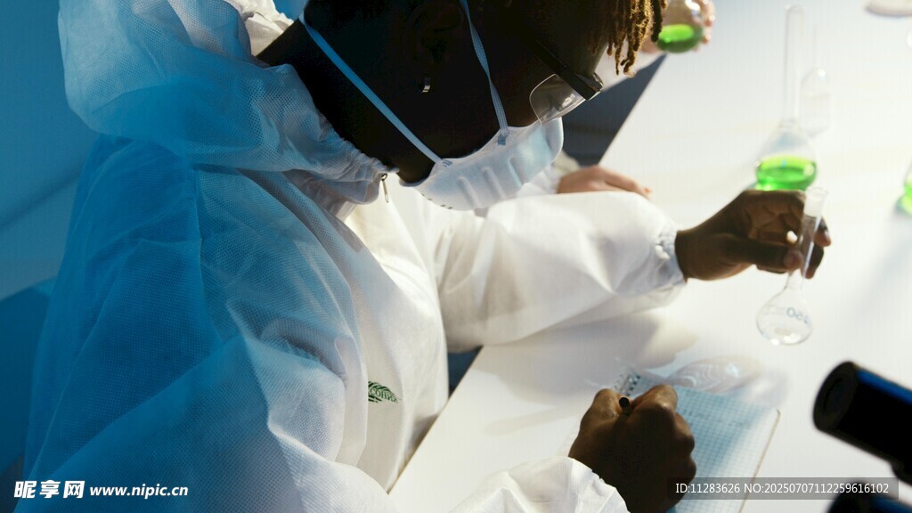 科研人员专注实验操作