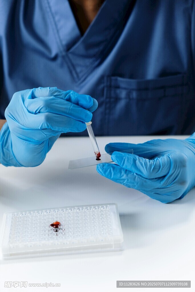 医护人员进行血液样本采集