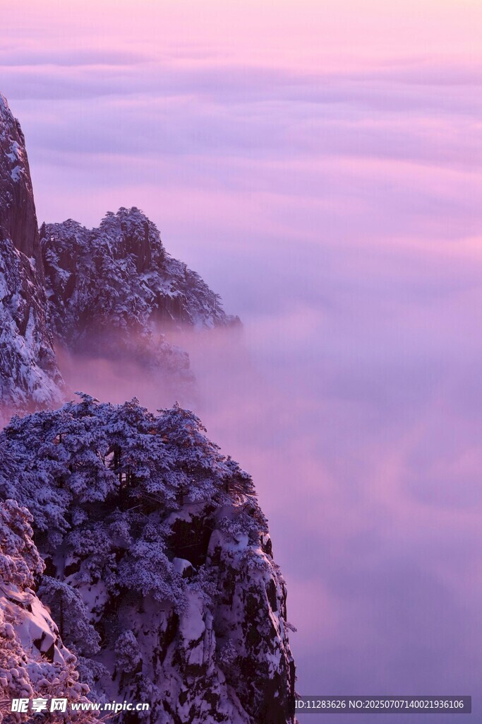 日出时云雾缭绕的山景