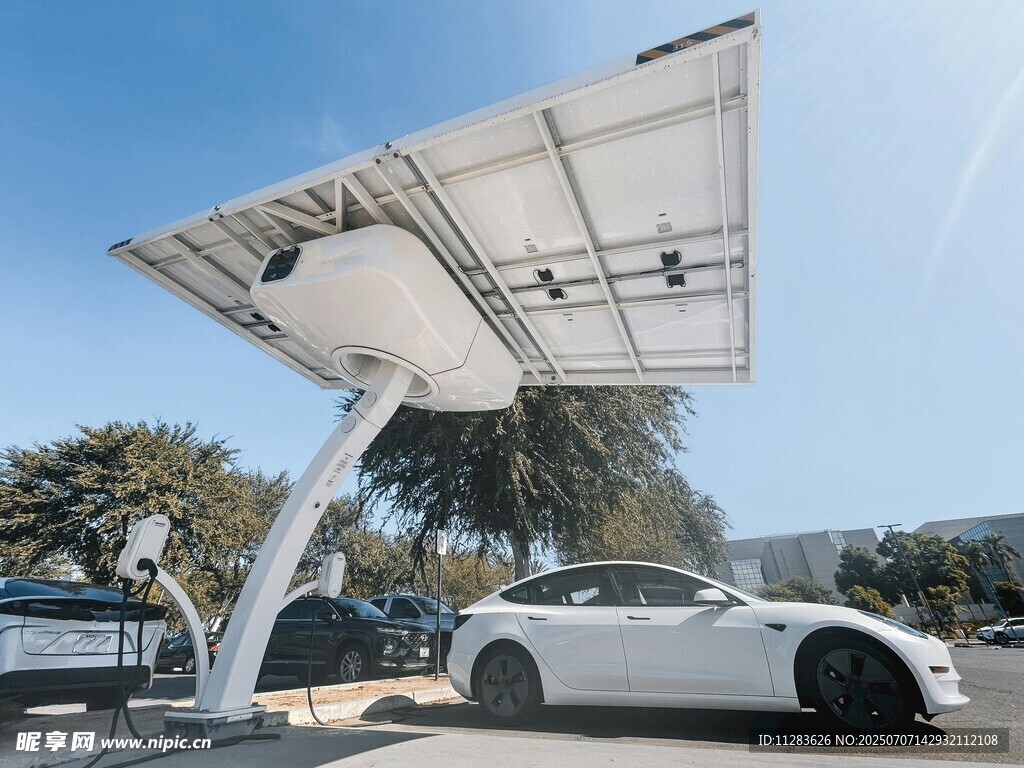 户外太阳能充电站与汽车
