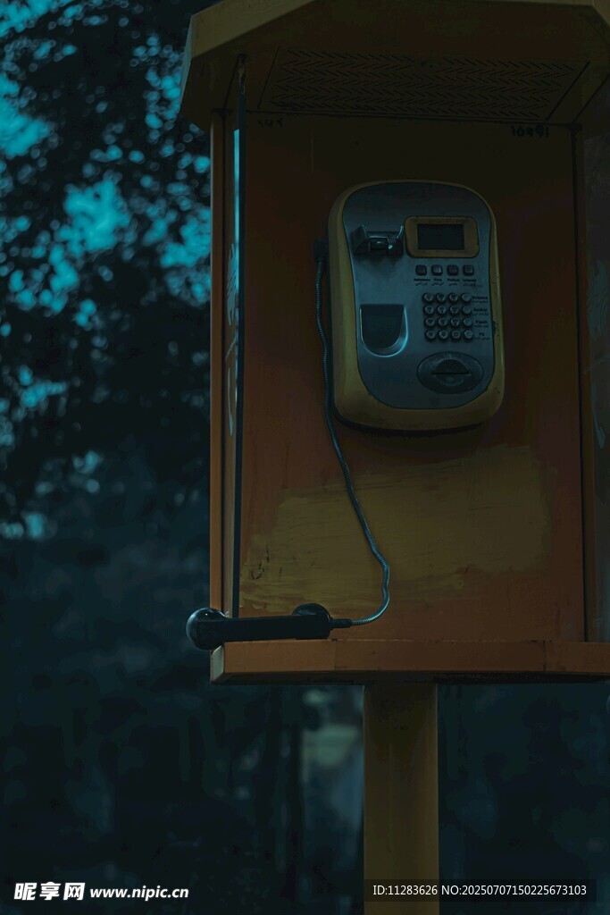 户外黄色电话亭