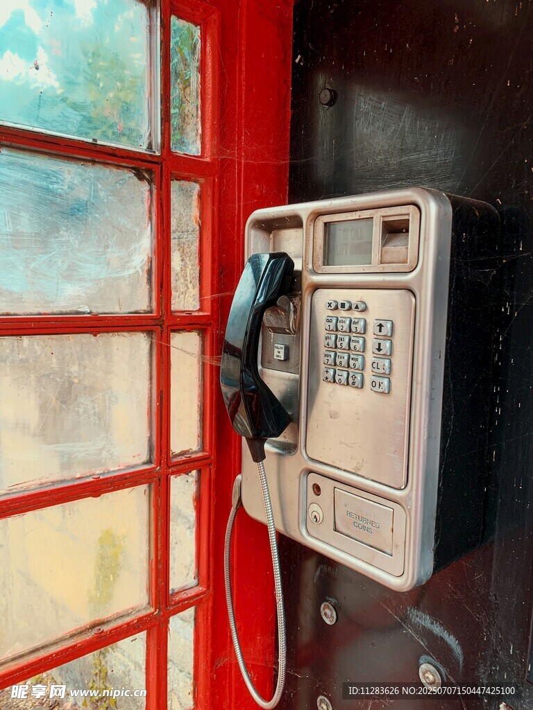 复古红色电话亭内电话机