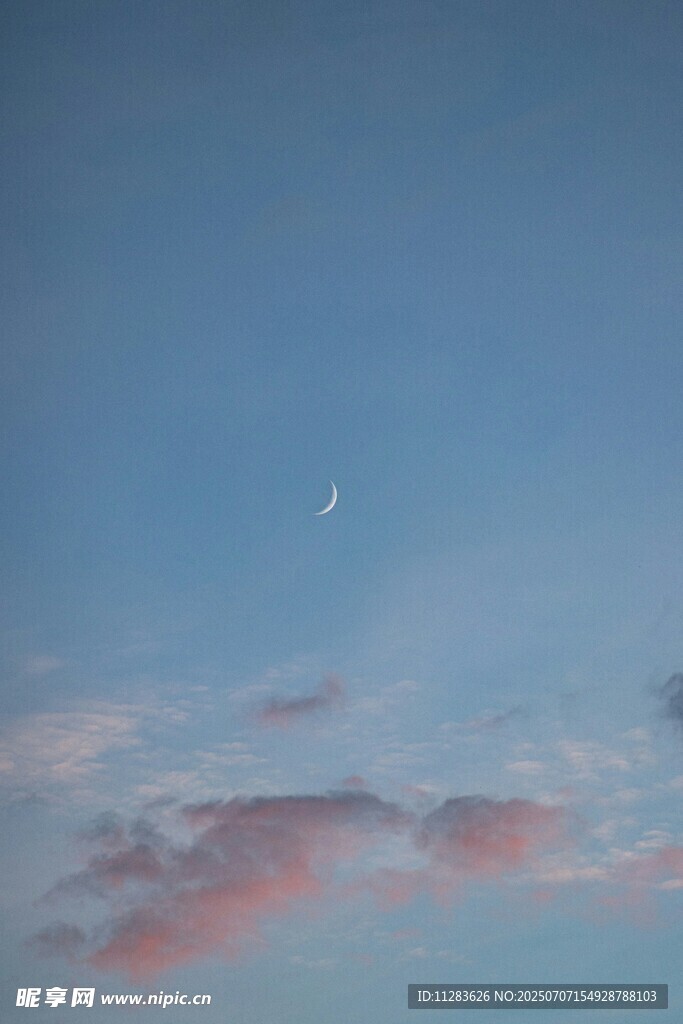 蓝天彩云伴月景