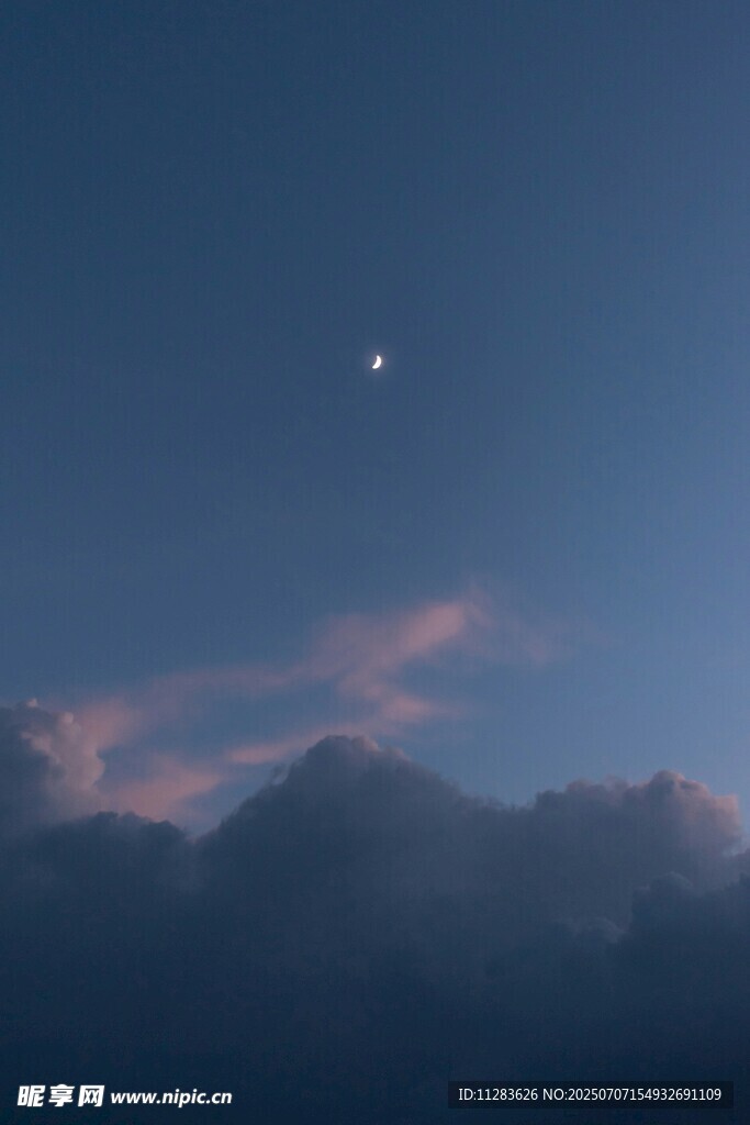 夜幕下的山峦与天际月牙