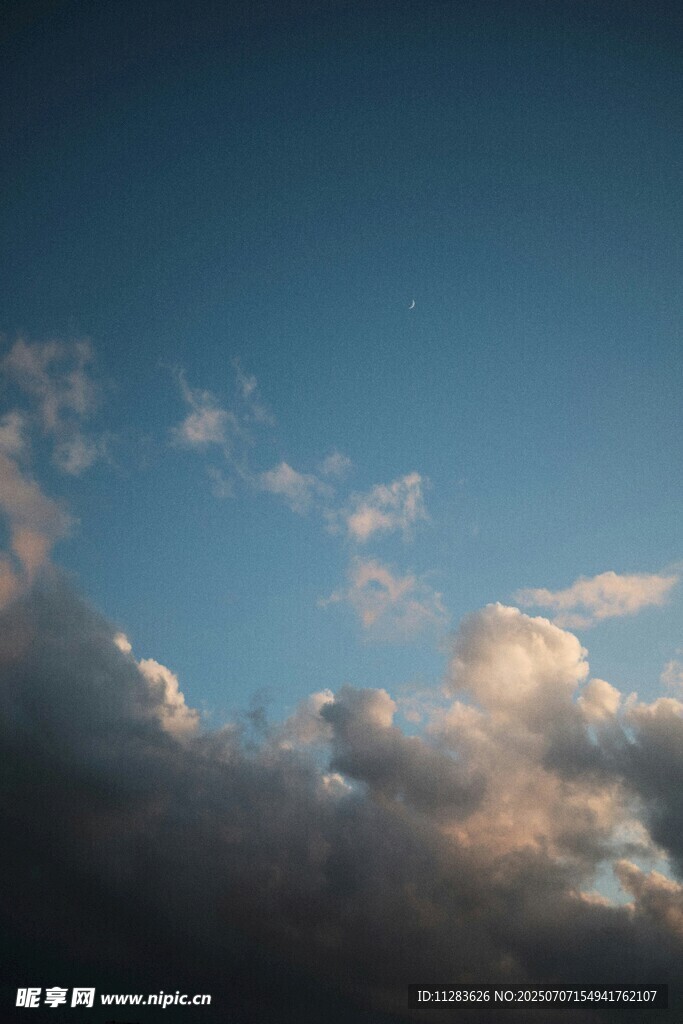 黄昏时分的天空与云朵