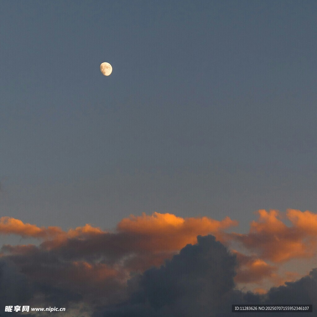 夕阳下的明月与绚烂云彩