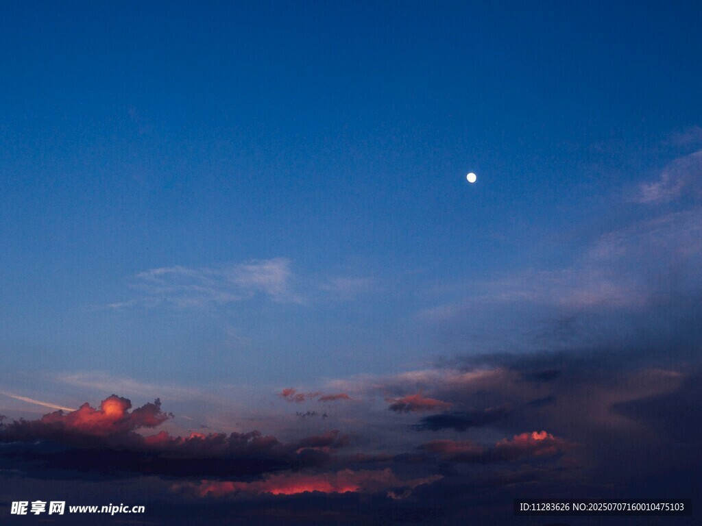 夜空下的月色与云霞