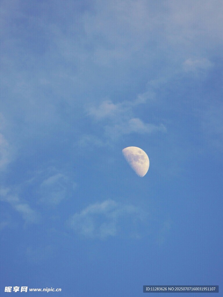 蓝天中的弯弯月亮
