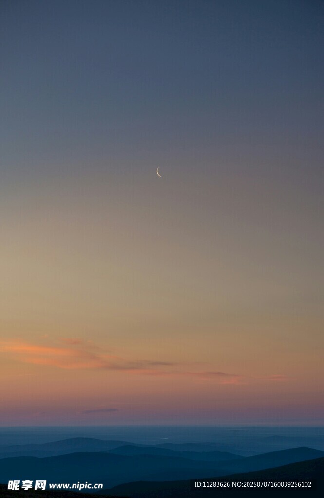 黄昏时分的山峦美景