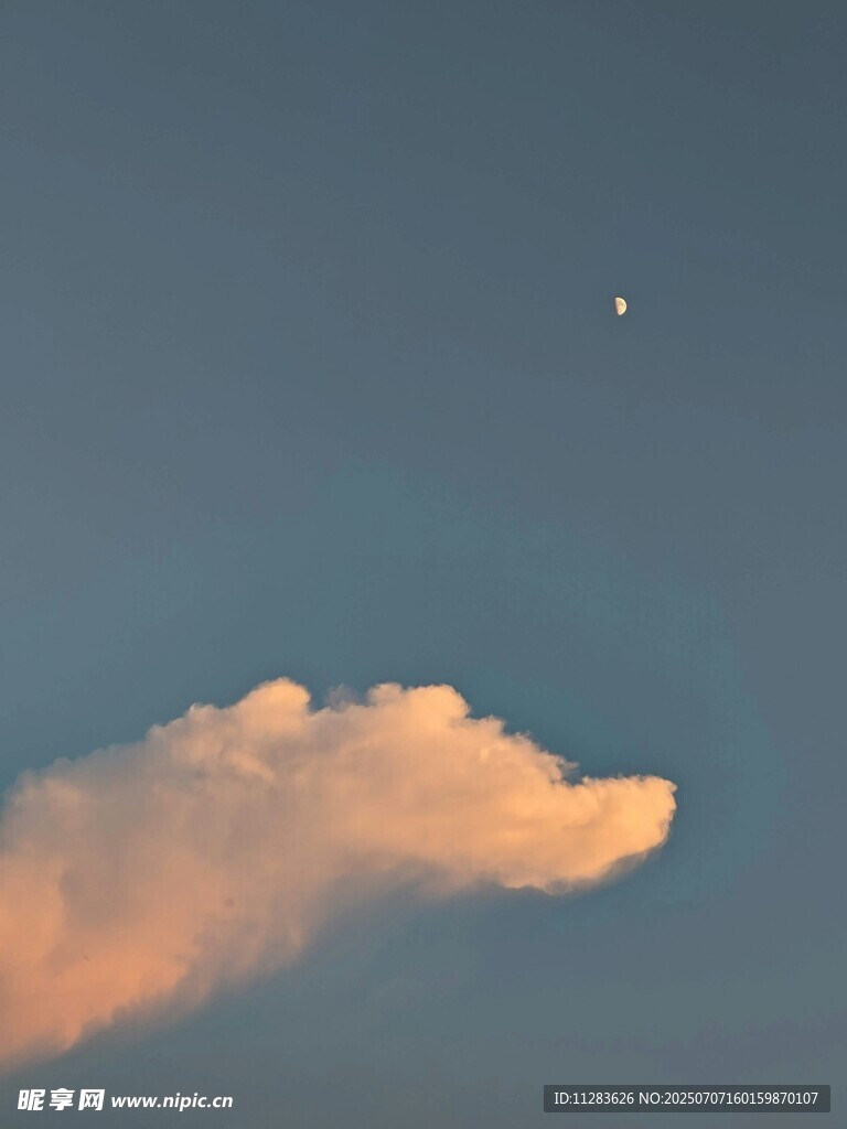 天空中的云朵与月亮