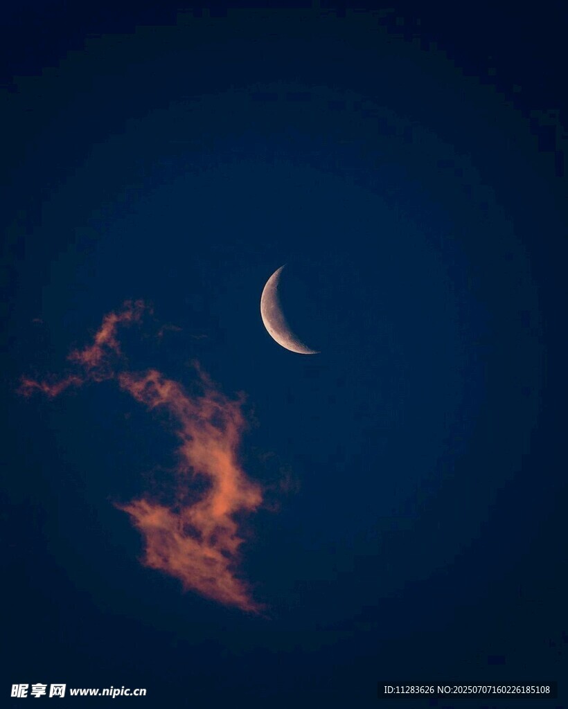 夜空中的新月与彩云