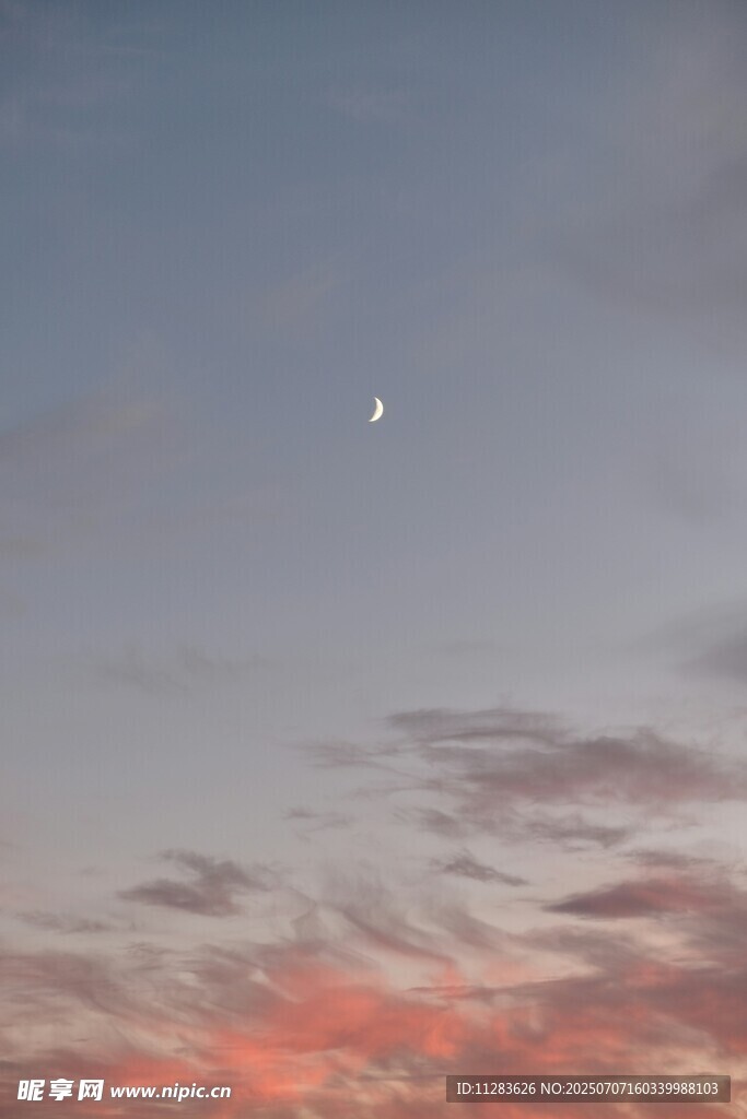 黄昏天空中的月亮与云彩