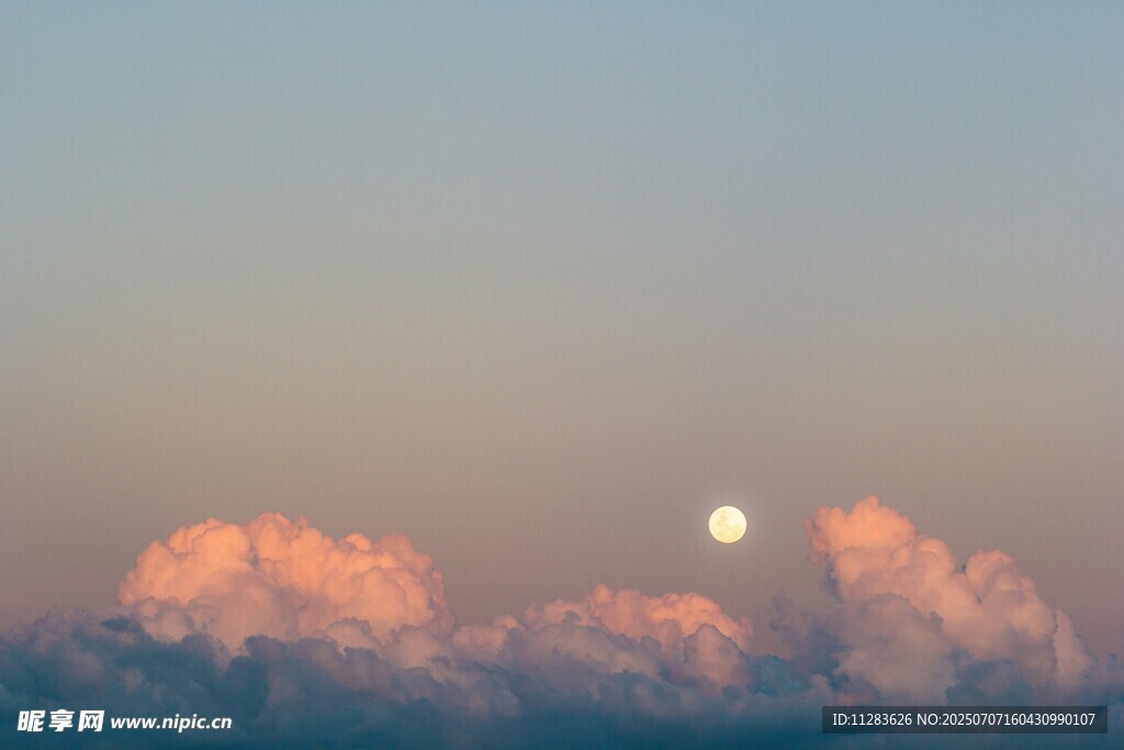 夕阳云海中的明月