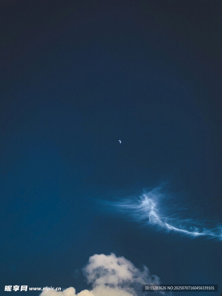 夜空中的流星与云朵