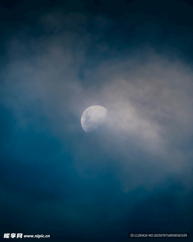 夜空中朦胧的月亮