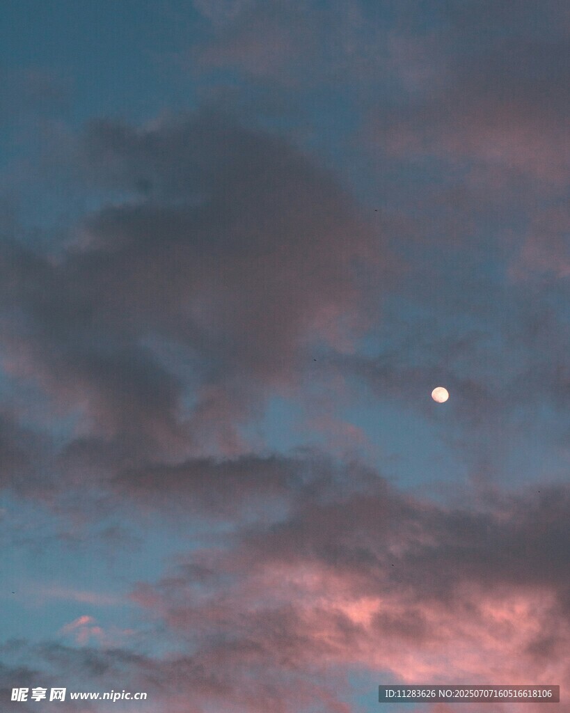 夜幕下的月亮与绚丽云彩