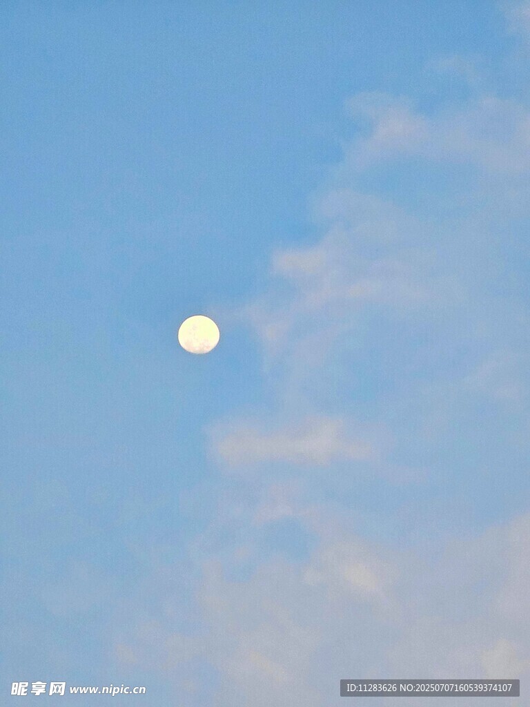 蓝天中的明亮圆月