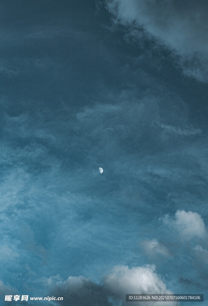 夜空下的云朵与闪烁之星