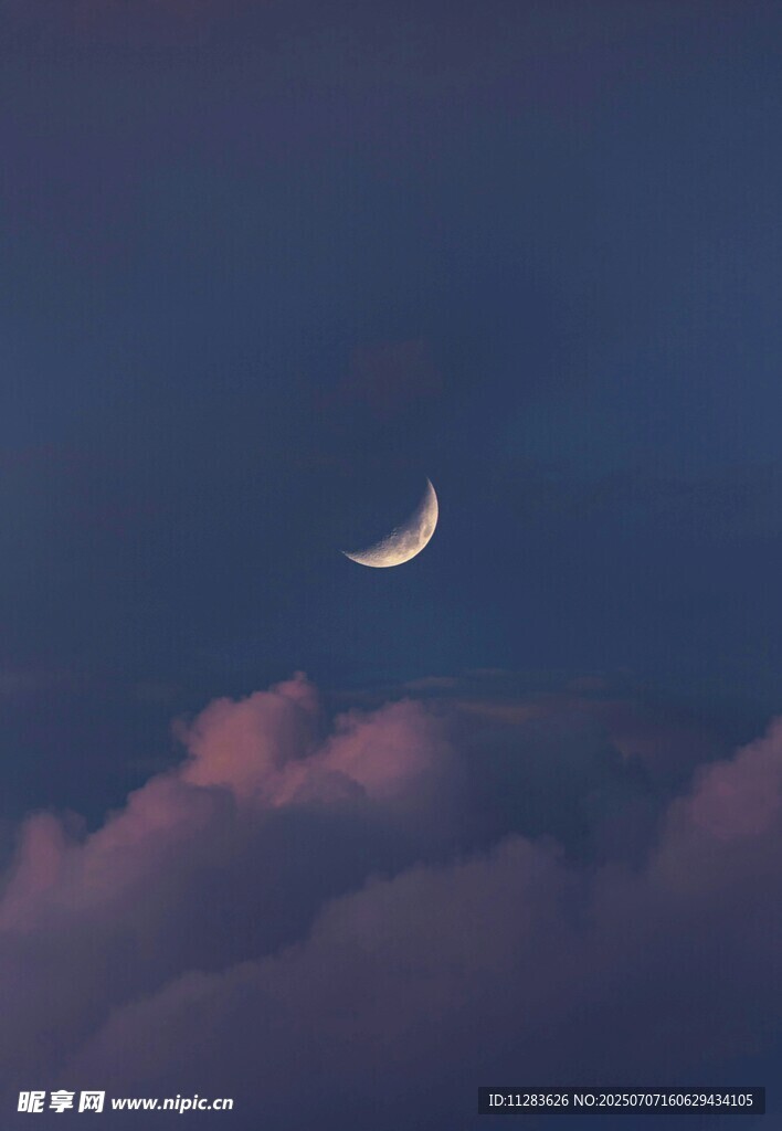 夜空中的弯弯新月