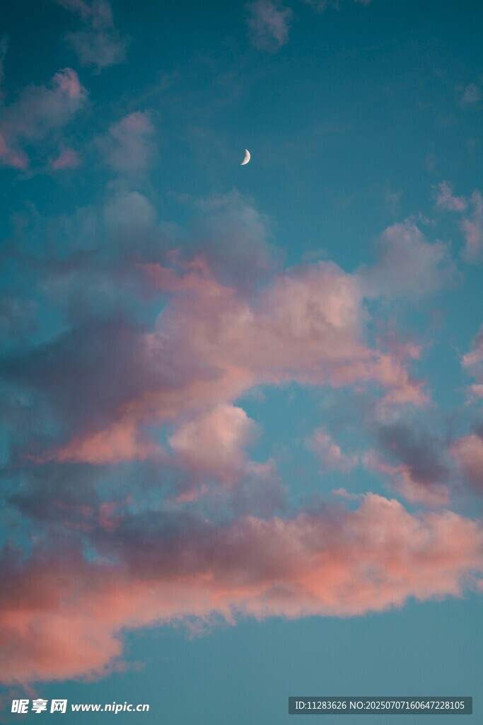 晚霞中的弯月