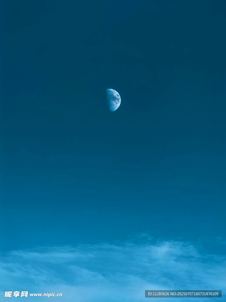 夜空中的弯弯月牙