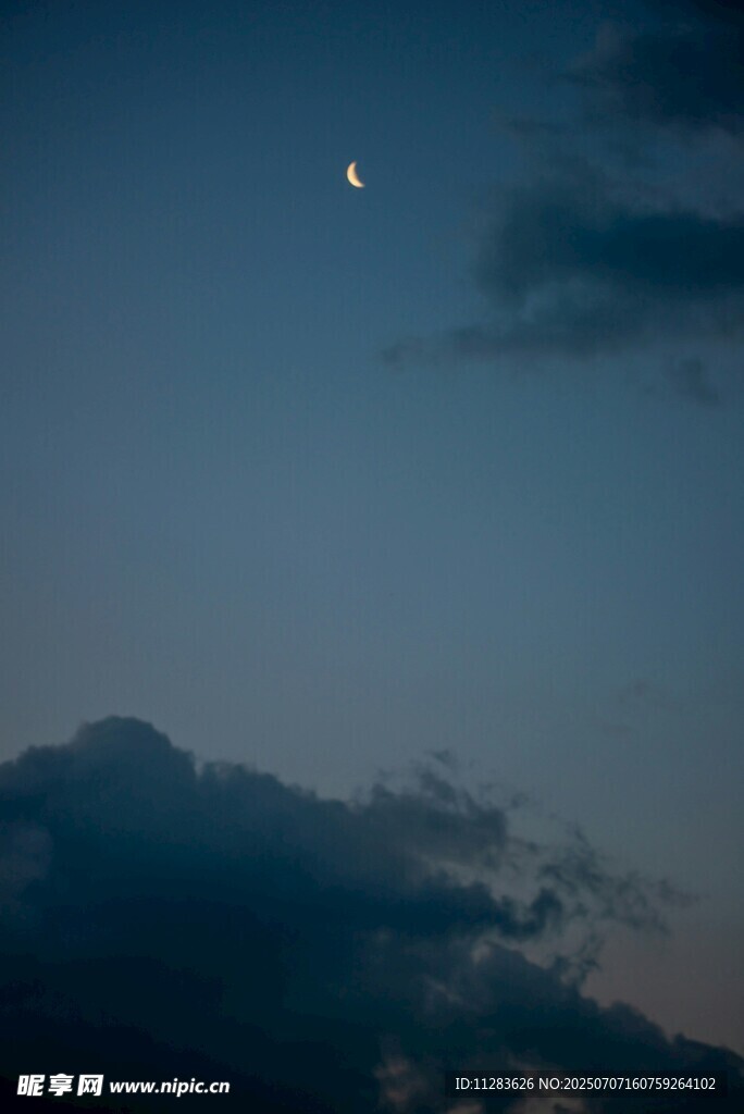 夜幕下的弯月与云朵