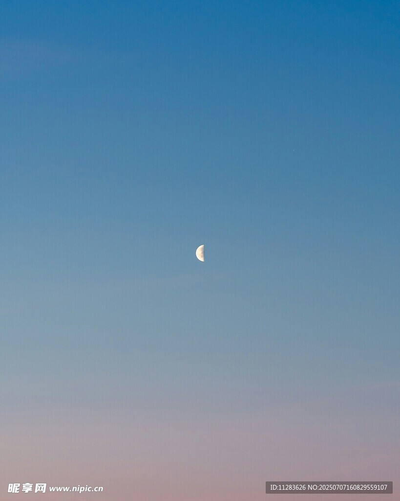 黄昏天际的孤月
