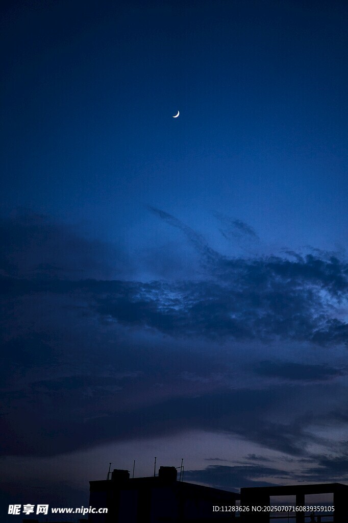 夜空下的建筑与闪烁星星