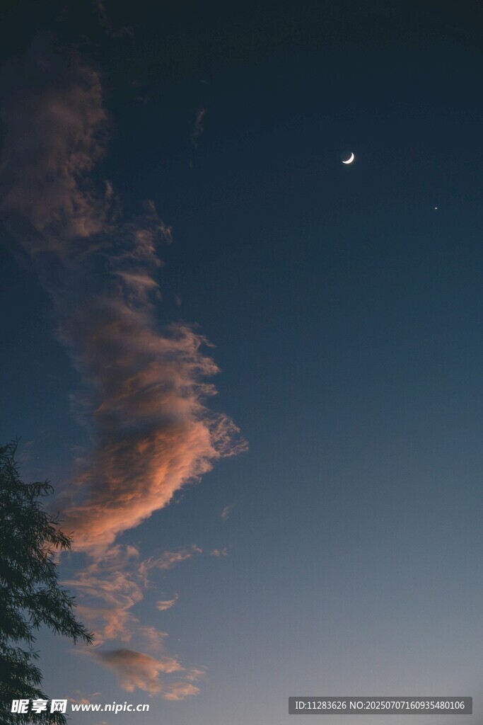 黄昏天空中的彩云与星星