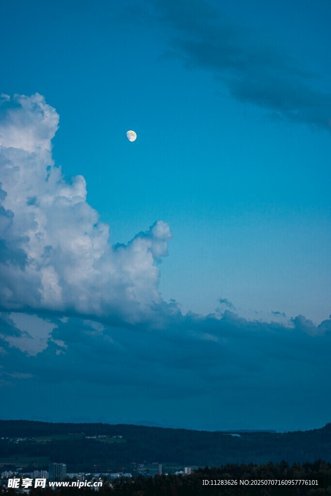 月夜下的云海与远山