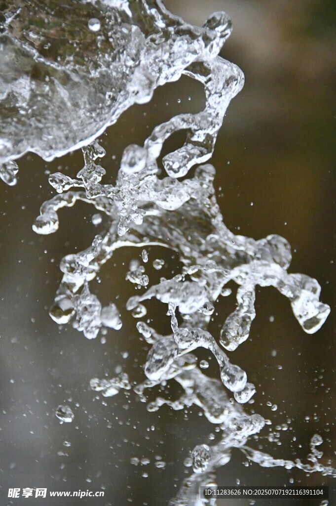 水花飞溅瞬间