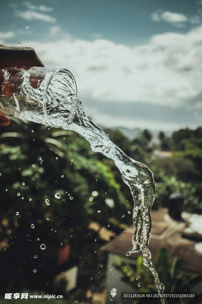 水流飞溅
