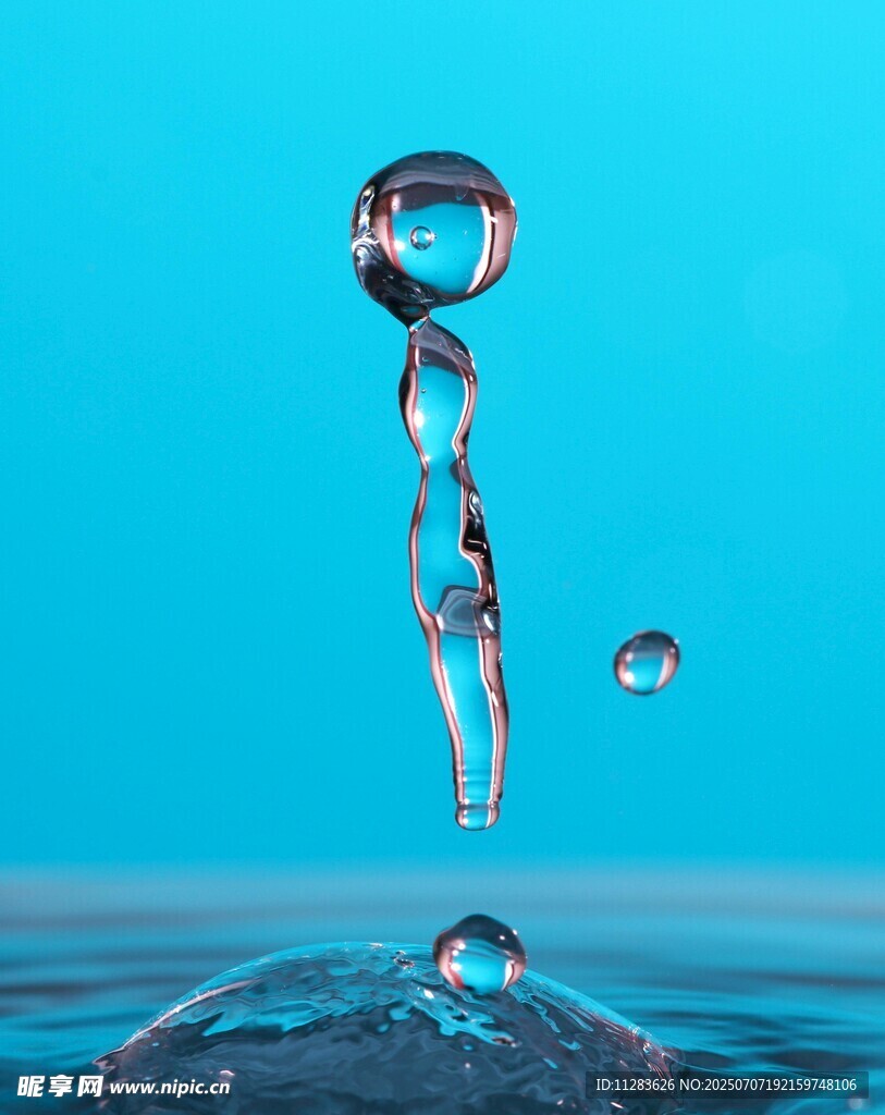 水滴跃动瞬间