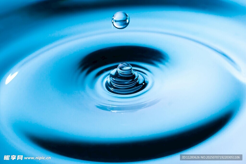 水滴入水泛起涟漪