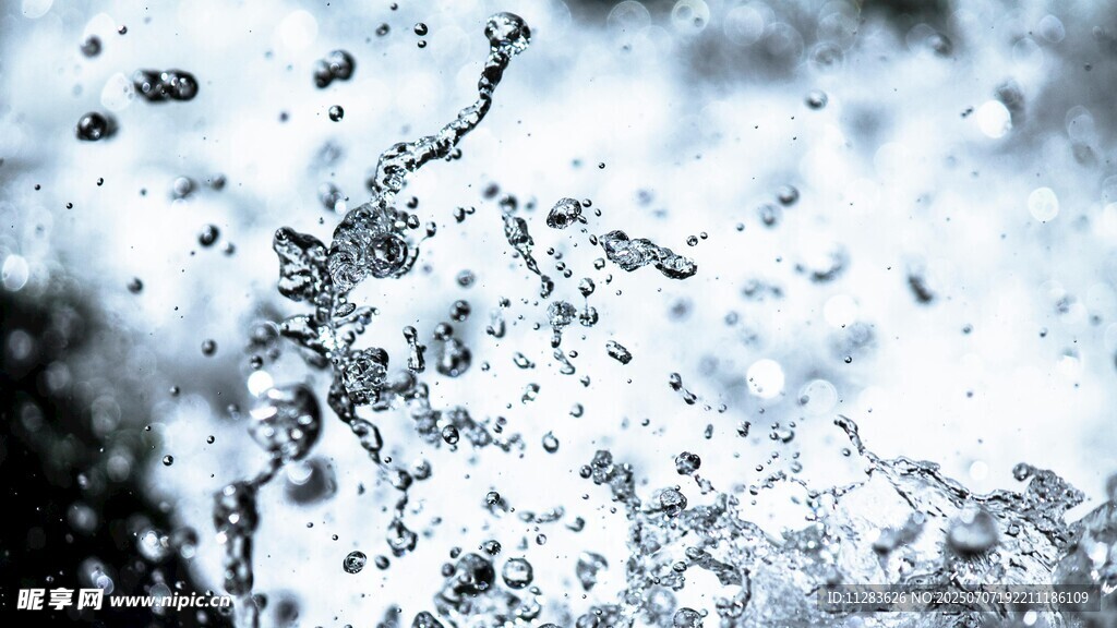 水花飞溅的动感瞬间