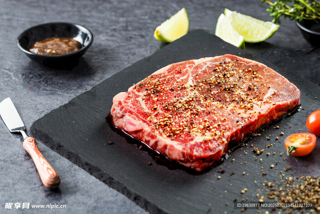 新鲜牛排搭配多样食材
