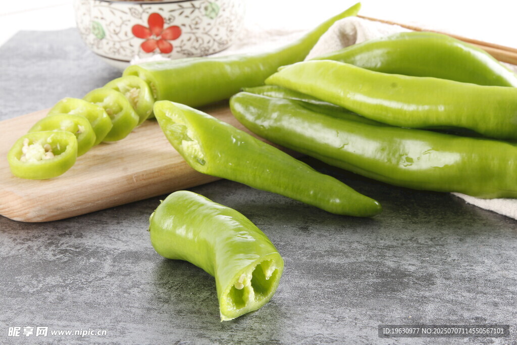 新鲜青尖椒切段展示