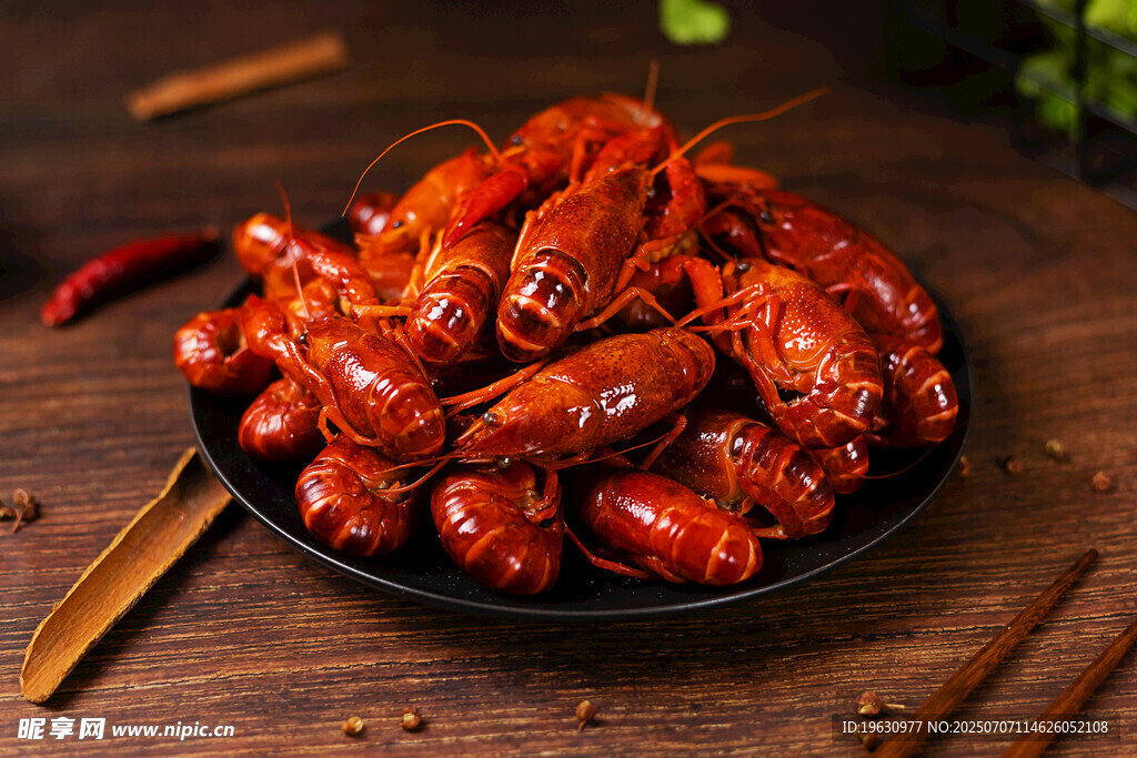 美味小龙虾摆放在木桌上