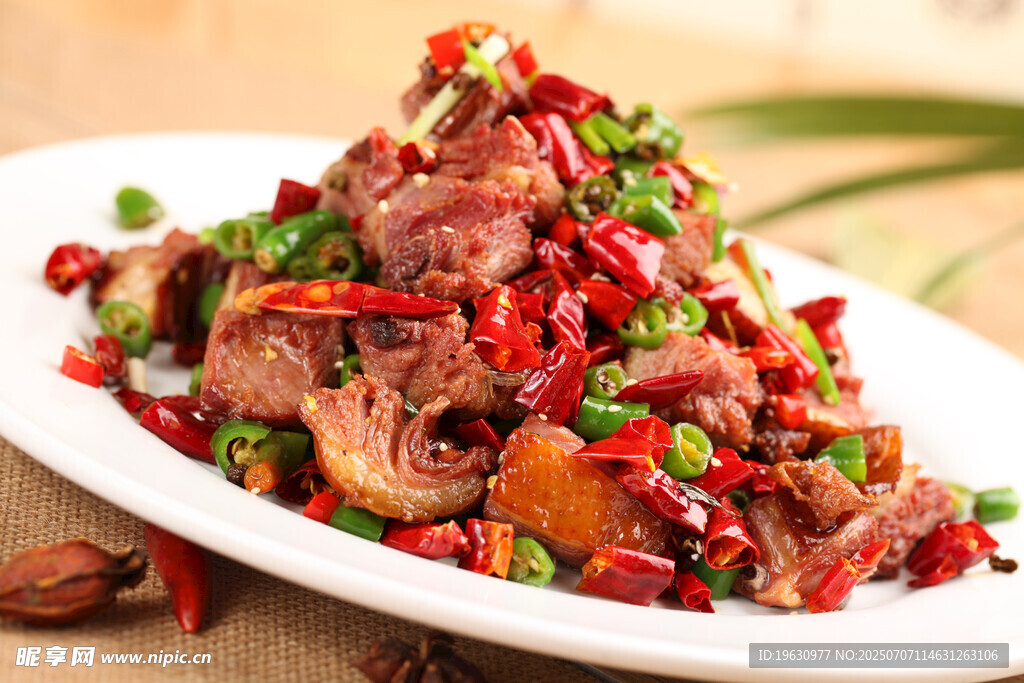 香辣美味的特色炒鸭肉