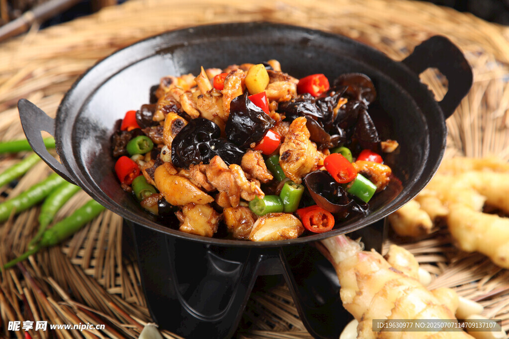 美味干锅鸡肉蔬菜组合