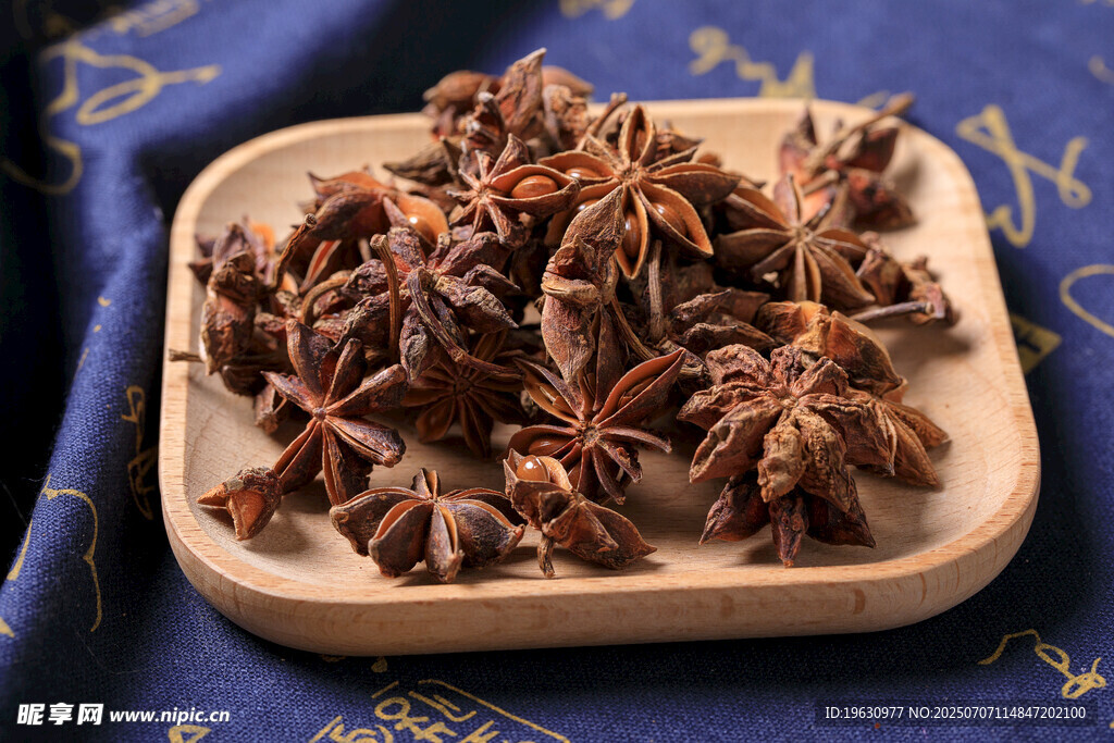 木盘上的八角香料