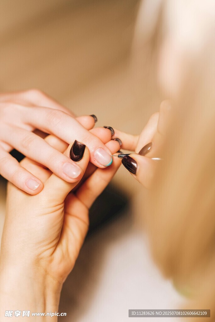 为手戴戒指的温馨瞬间