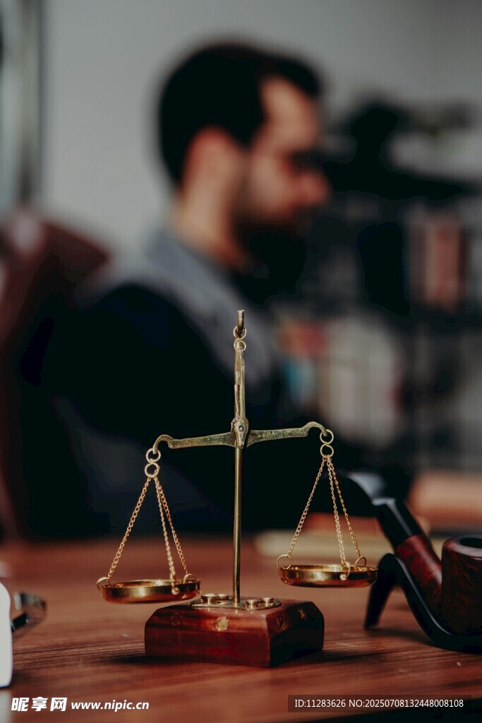 桌上的法律天平摆件