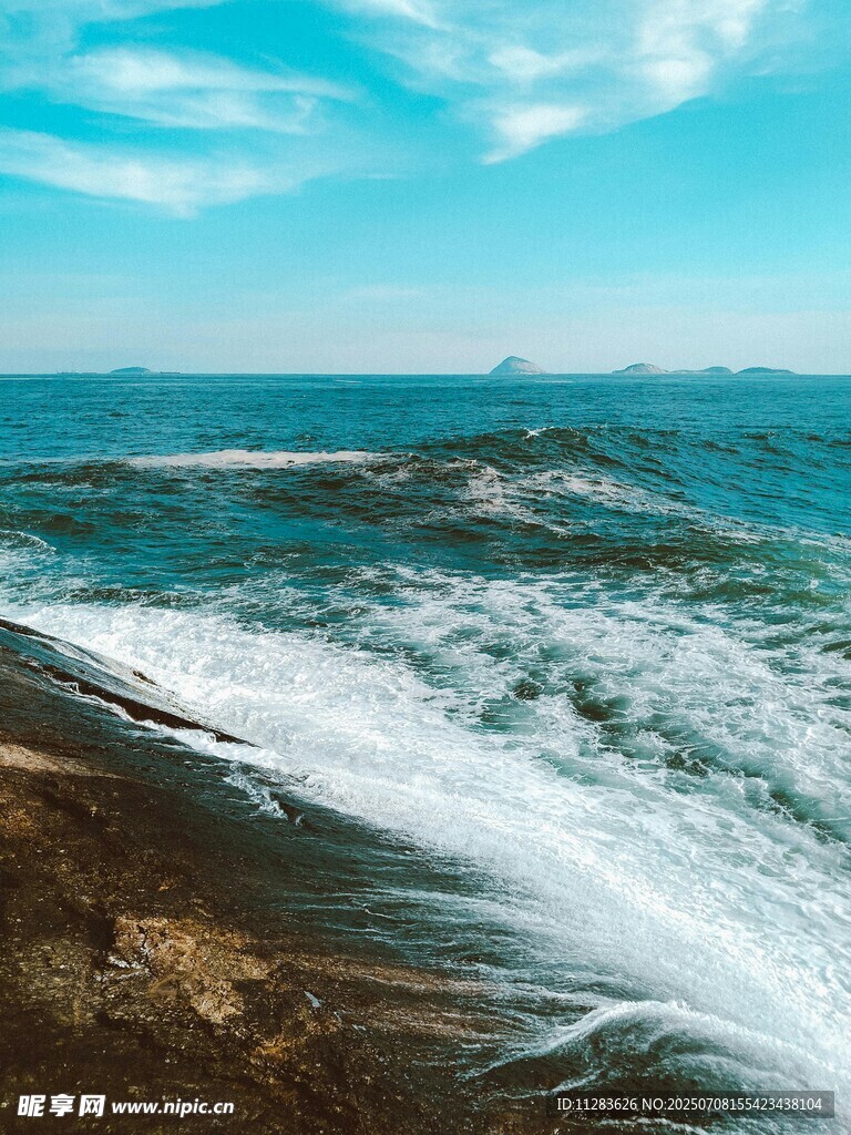 海浪拍岸
