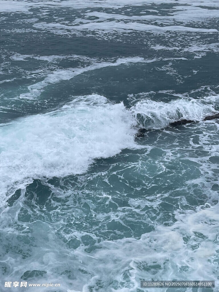 汹涌海浪中的白色浪花