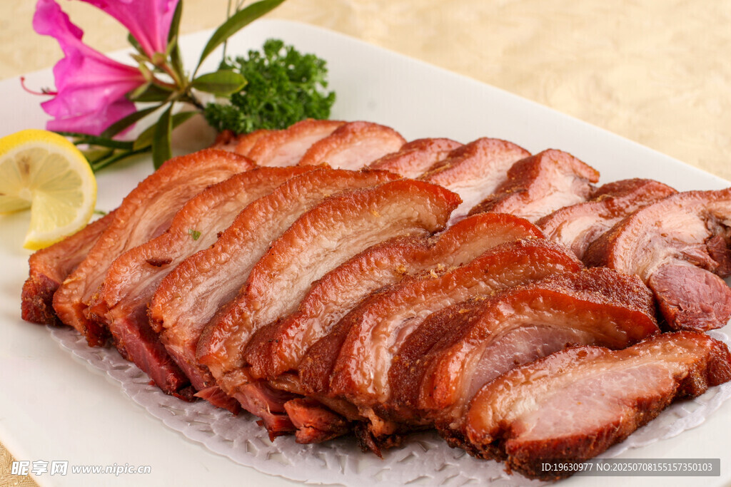 美味切片烤肉摆盘精致