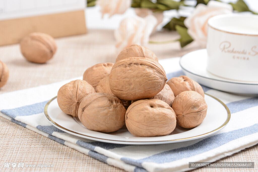 美味核桃摆于精致盘中