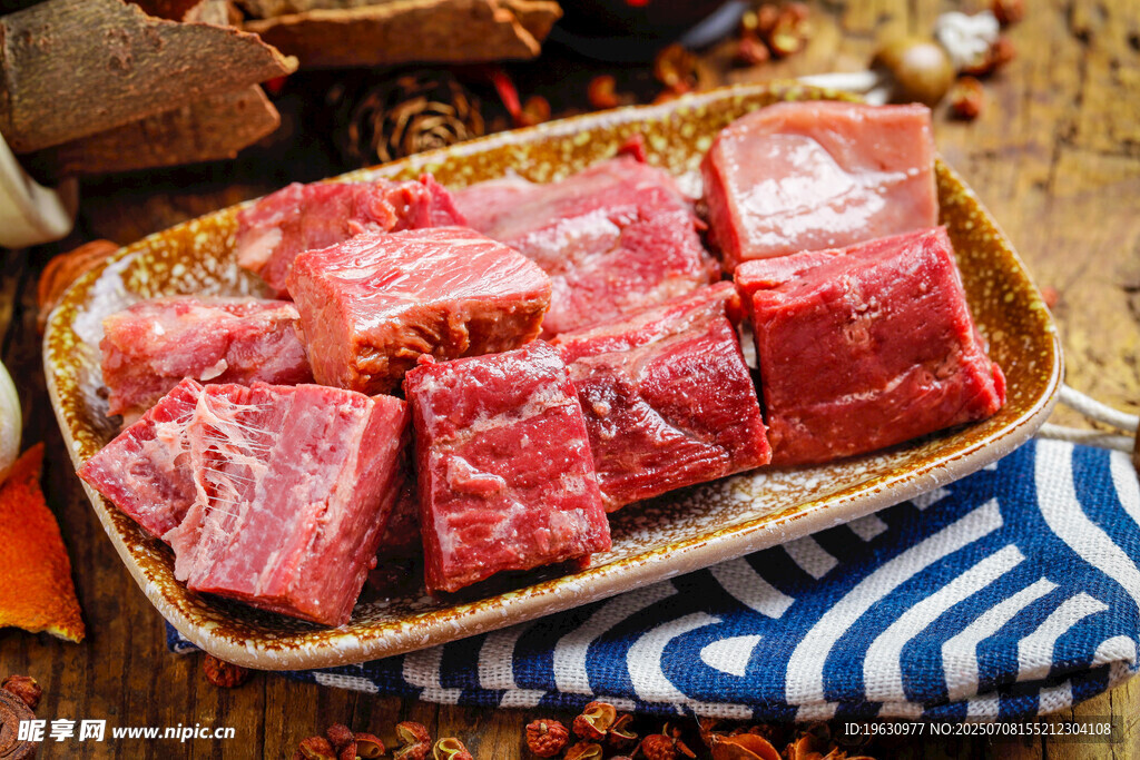 新鲜生牛肉切块展示