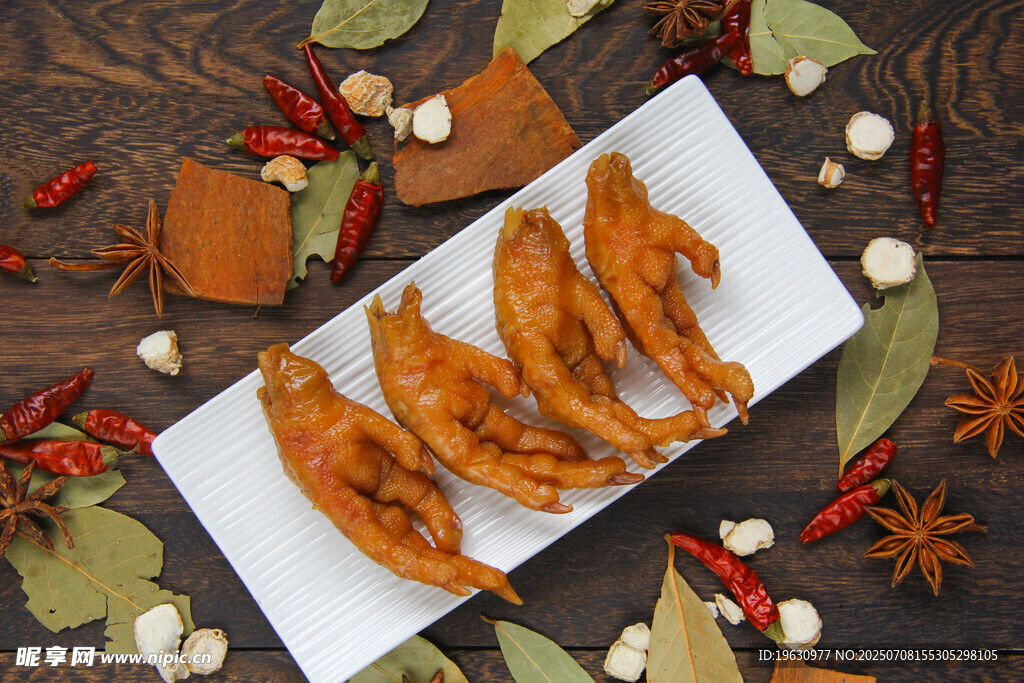 美味卤鸭掌摆于木桌间